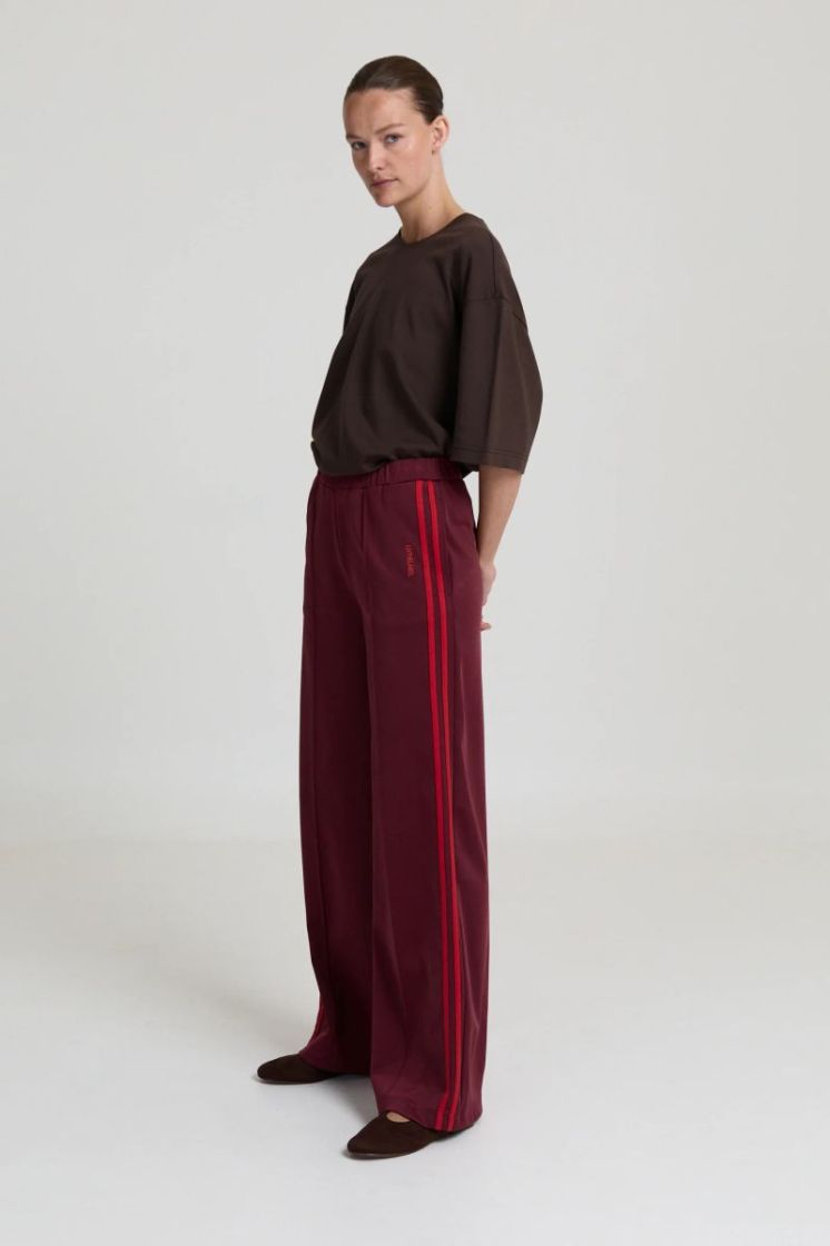 ASTRID BURGUNDY